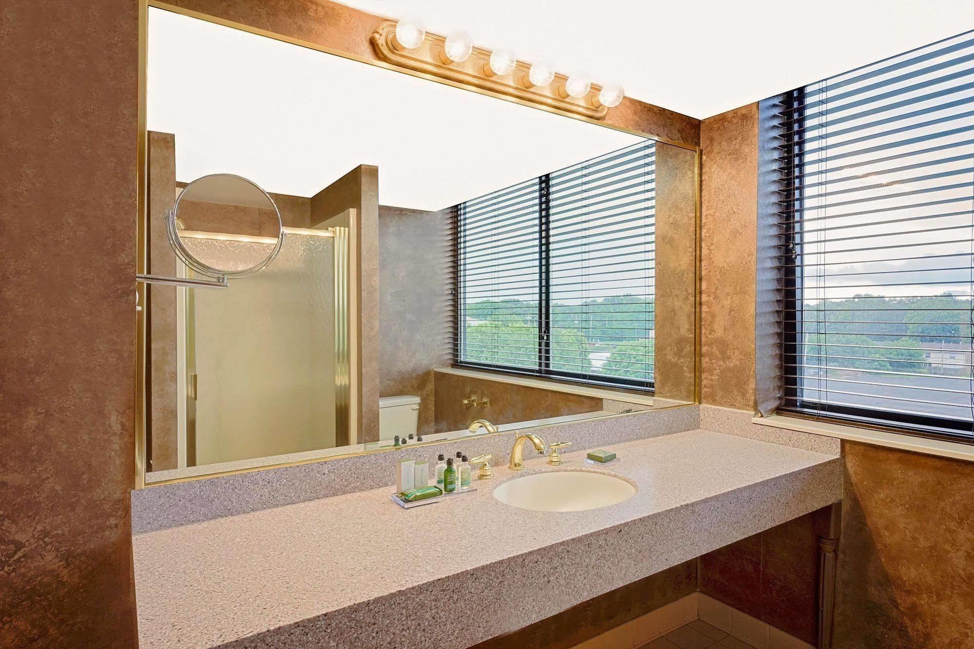 Hotel By Ihg
