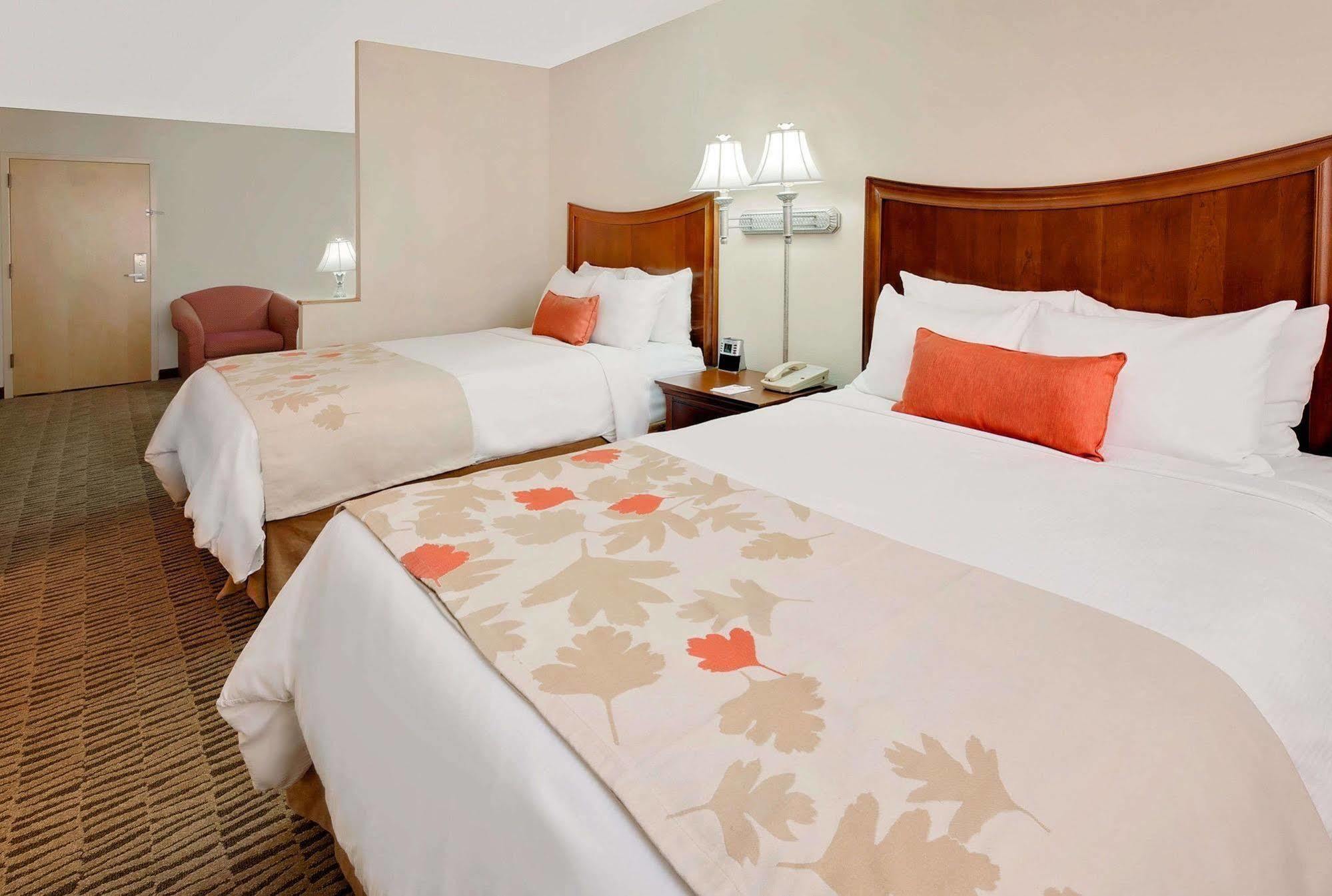 By Ihg 3* Champaign
